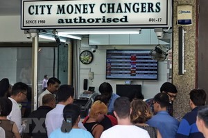Một quầy đổi tiền ở Singapore. (Nguồn: AFP/TTXVN)