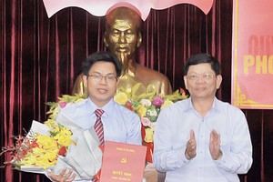 Phó Bí thư Thành ủy Đà Nẵng Võ Công Trí trao quyết định và chúc mừng đồng chí Nguyễn Đức Hoàng. Ảnh báo Đà Nẵng