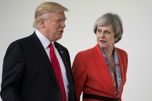 Thủ tướng Anh Theresa May (phải) gặp Tổng thống Mỹ Trump tại Nhà Trắng tháng 1/2017. Ảnh: AFP