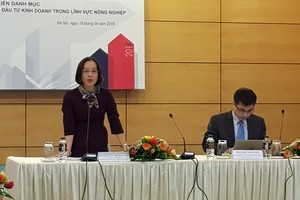 Bà Nguyễn Thị Kim Anh, Vụ trưởng Vụ Pháp chế (Bộ NN&PTNT) và ông Đậu Anh Tuấn, Trưởng Ban Pháp chế VCCI chủ trì Hội thảo. Ảnh: VGP/Thu Lê