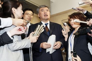 Ông Junichi Fukuda trả lời báo chí về cáo buộc quấy rối tình dục nhiều nữ phóng viên hôm 18/4. Ảnh: Kyodo News.