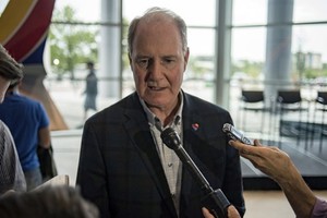 CEO của Southwest Airliné Gary Kelly xin lỗi về cái chết của một nữ hành khách trên chuyến bay 1380 trong cuộc họp báo hôm 18/4. Ảnh: AOL.