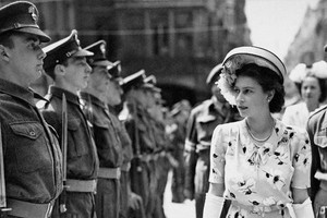 Nữ hoàng Elizabeth năm 21 tuổi và 91 tuổi. Ảnh: Hoàng gia Anh.