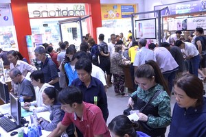 Người Sài Gòn xếp hàng cập nhật thông tin thuê bao điện thoại