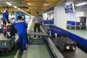 ACV quản lý, khai thác các sân bay dân dụng (ảnh: nhân viên bốc xếp hàng hoá tại sân bay Nội Bài)