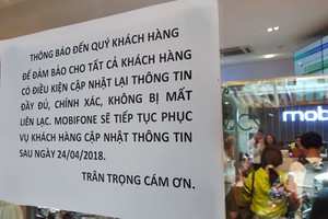 Thông báo dán tại cửa hàng MobiFone trên đường Nguyễn Du, quận 1, TP HCM. Ảnh: Anh Tú