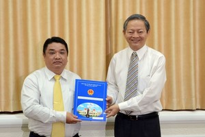 Ông Lê Văn Khoa (phải) xin thôi chức Phó chủ tịch UBND TP.HCM. Ảnh: Sở GTVT TP.HCM.