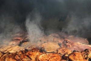 Quán cơm 23 năm ở Sài Gòn bán sườn to bằng gang tay