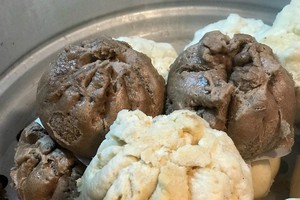 Nồi hấp có hai vỏ bánh bao: vàng và nâu, trong đó bánh nâu thường hết trước.