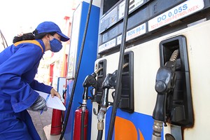 Kiểm tra lượng tiêu thụ xăng tại một cây xăng thuộc Petrolimex. Ảnh: Ngọc Thành