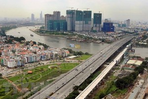 Cầu vượt đường sắt đô thị tuyến Metro số 1 vượt sông Sài Gòn (Ảnh: Vietnam+).