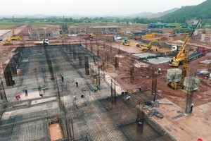 Cảng hàng không quốc tế Vân Đồn đang được đẩy nhanh tiến độ xây dựng để đến tháng 8/2018 sẽ đưa vào vận hành thương mại.