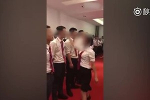 Nhân viên công ty Trung Quốc bị tát, bắt bò vì thành tích kém