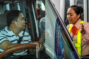 Tài xế tranh cãi với nhân viên BOT Cai Lậy về giá vé qua trạm thu phí. Ảnh: Nguyễn Thành.