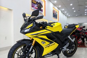 Yamaha R15 2018 tem vàng Racing Yellow tại một cửa hàng ở Quận Tân Phú, TP. HCM. Ảnh: Sum Nguyễn.