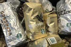 Các gói cà phê của Starbucks bên trong một cửa hàng của hãng này ở New York. Ảnh: Reuters.
