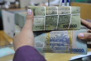 Giao dịch gửi tiền tại một ngân hàng cổ phần có trụ sở ở TP HCM. Ảnh: PV.