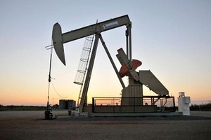 Máy bơm dầu đang hoạt động tại một giếng dầu ở Oklahoma (Mỹ). Ảnh: Reuters