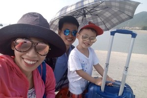 Cả nhà hào hứng với hành trình đi chơi đảo.