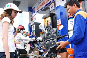 Liên Bộ Tài chính - Công Thương tăng giá xăng dầu kể từ chiều nay (8/5).