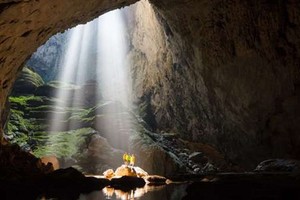 Con người bé nhỏ thế nào khi vào hang Sơn Đoòng