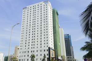 Khách sạn Eden trên đường Võ Nguyên Giáp đã hoàn thiện phần mặt ngoài. Ảnh: Nguyễn Đông.