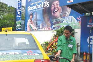 Tiêu thụ xăng E5 tăng mạnh, có phần do người tiêu dùng ít có lựa chọn. Ảnh: Lê Toàn
