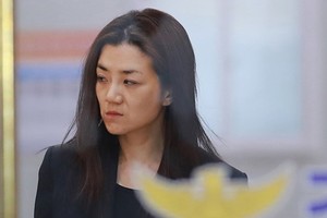 Cho Hyun-min rời trụ sở cảnh sát sau 15 giờ thẩm vấn. Ảnh: Yonhap.