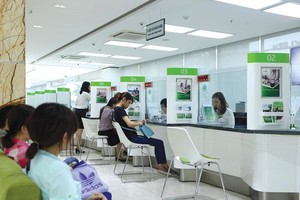 Không bị áp trần, ngân hàng mặc sức tăng phí