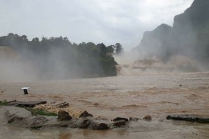 Thác Bản Giốc chìm sâu trong biển nước lũ