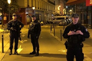 Cảnh sát đảm bảo an ninh trên con phố sau khi một kẻ tấn công làm một người chết. Reuters.
