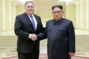 Bộ trưởng Bộ Ngoại giao Mỹ Mike Pompeo (bên trái) vừa có cuộc gặp lần thứ hai với lãnh đạo Bắc Triều Tiên Kim Jong-un.
