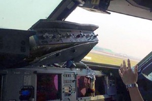 Máy bay của hãng hàng không Tứ Xuyên bị rơi mất tấm cửa sổ trong buồng lái hôm 14/5. Ảnh: SCM