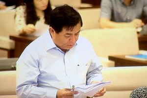 Bộ trưởng Bộ Kế hoạch và Đầu tư Nguyễn Chí Dũng trình bày Tờ trình về dự án Luật -Ảnh: VGP/Nguyễn Hoàng