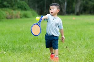 Cho trẻ tiếp xúc với các môn thể thao được những gia đình giàu có ưa thích như tennis, golf là một cách giúp con sau này dễ xây dựng được các mối giao tiếp xã hội. Ảnh: Dreamstime