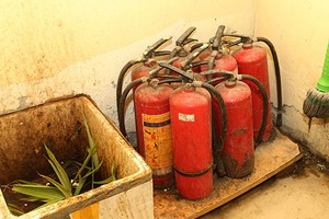 Hệ thống bình chữa cháy trong các chung cư này không hoạt động. Ảnh: Phương Sơn