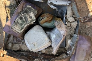 Số tiền, kim cương và ngọc bích mà vợ chồng nhà Emanuel đào được ở sân nhà khi đang trồng cây. (Nguồn: Matthew Emanuel)