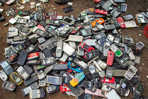 Điện thoại hỏng thường bị vứt vào các bãi rác.
