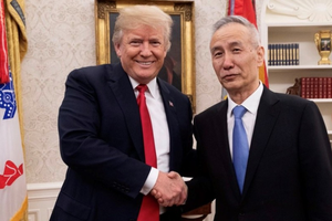 Tổng thống Mỹ Donald Trump (trái) và Phó Thủ tướng Trung Quốc Lưu Hạc (Ảnh: Twitter).