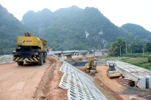 Tổng mức đầu tư đoạn đường dẫn hai đầu cầu Bình Ca bị tăng 26,6 tỷ đồng do áp dụng sai đơn giá. Ảnh: Anh Minh.