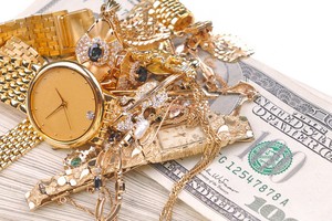 Bà lão bị cướp 20.000 bảng Anh cùng số trang sức bằng vàng trị giá khoảng 20.000 bảng Anh. (Nguồn: Fera's Jewelers)