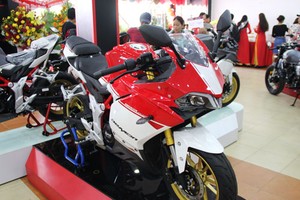 GPX Demon 150GR  bản thể thao phối hai màu đỏ-trắng tại cửa hàng, giá 64 triệu đồng.