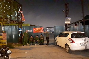 Hàng chục cảnh sát chốt từ sáng tới đêm tại các bãi trông giữ xe cạnh khu đô thị Kim Văn, Kim Lũ và HH Linh Đàm. Ảnh: Phương Sơn