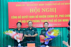 Thiếu tướng Nguyễn Hoài Phương, Phó Tư lệnh BĐBP trao quyết định và chúc mừng các đồng chí được bổ nhiệm. Ảnh Đảng bộ TPHCM