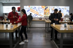 Bên trong cửa hàng Xiaomi - nhà sản xuất smartphone lớn thứ tư thế giới. Ảnh: Bloomberg.