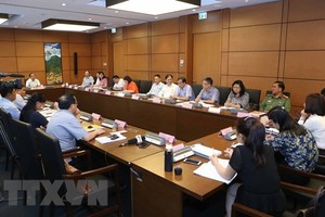 Đoàn đại biểu Quốc hội các tỉnh Bắc Ninh, Tuyên Quang, Ninh Thuận và Long An thảo luận ở tổ. (Ảnh: Doãn Tấn/TTXVN)