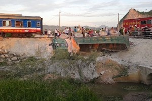 Xe chở đá bị hất văng khỏi đường ngang dân sinh. Ảnh: Lê Hoàng.