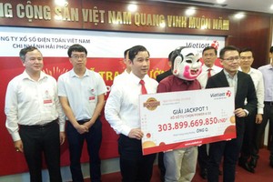 Ông Q. tại buổi lễ trao giải Jackpot 1 chiều 22/5