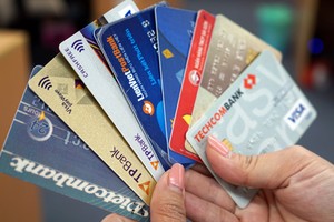 Các ngân hàng chậm nhất đến hết năm 2020 phải hoàn thành việc chuyển sang thẻ chip. Ảnh: Anh Tú.