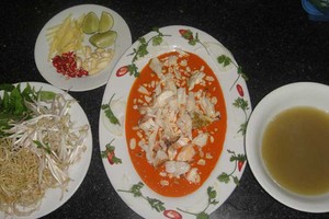Món tiết canh cua được chế biến cầu kỳ và xem là đặc sản đắt đỏ ở đảo ngọc Phú Quốc.